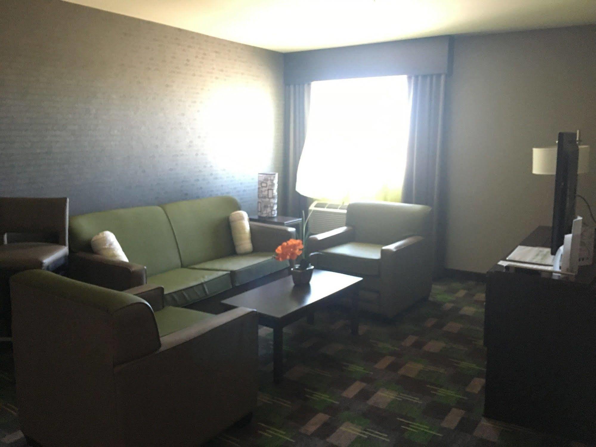 Holiday Inn Express Winnipeg Airport - Polo Park By Ihg Exterior photo
